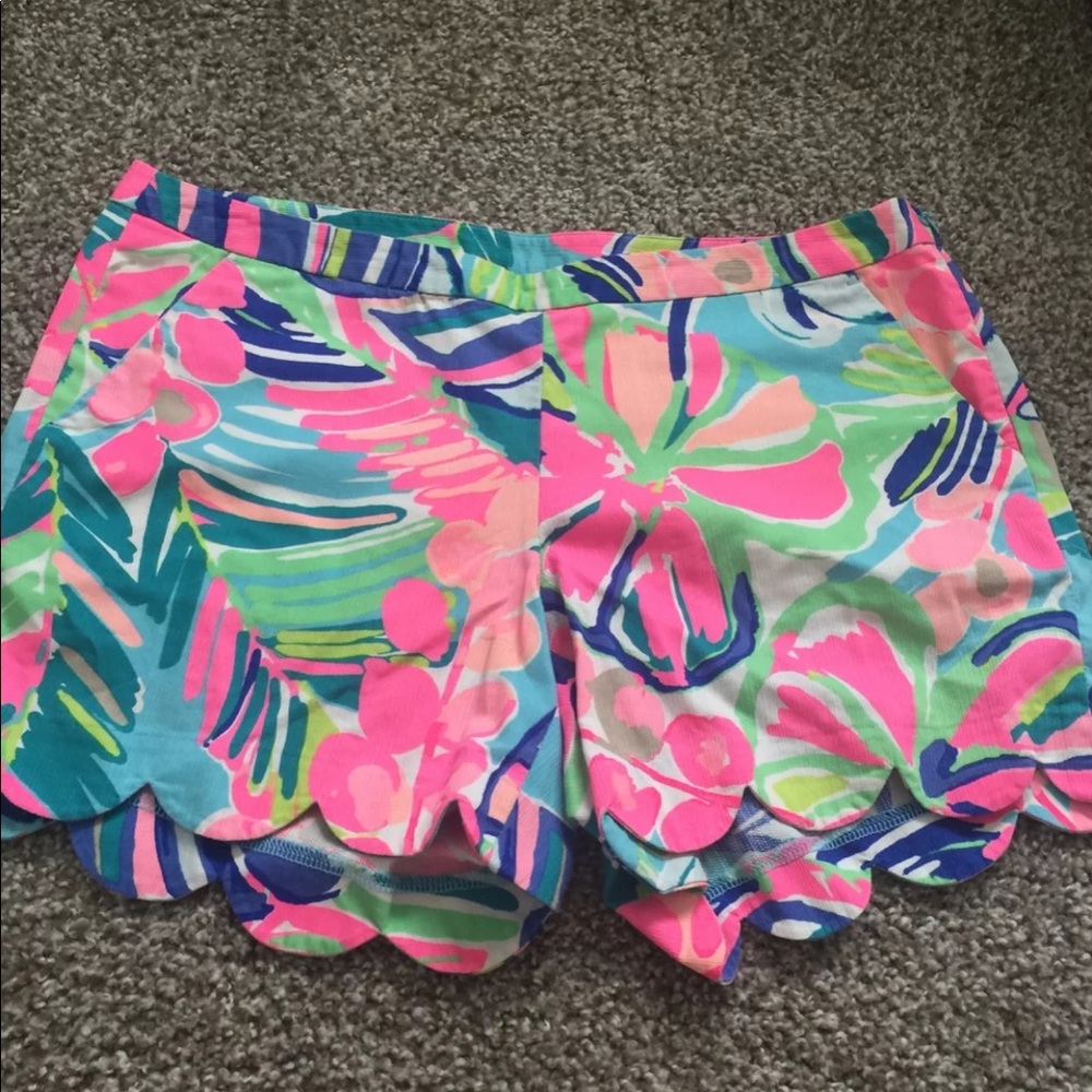 Lilly Pulitzer Exotic Garden Scallop Short size 6